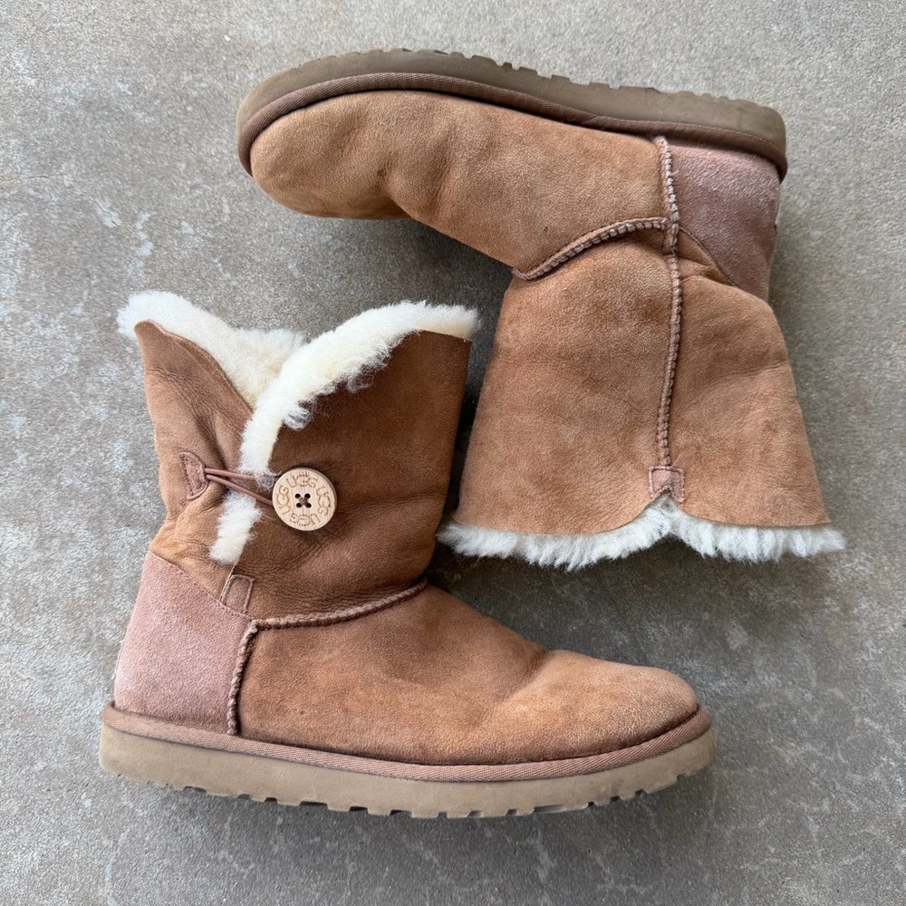 UGG Australia Bailey Button Chestnut Short Boots Women’s Size 9